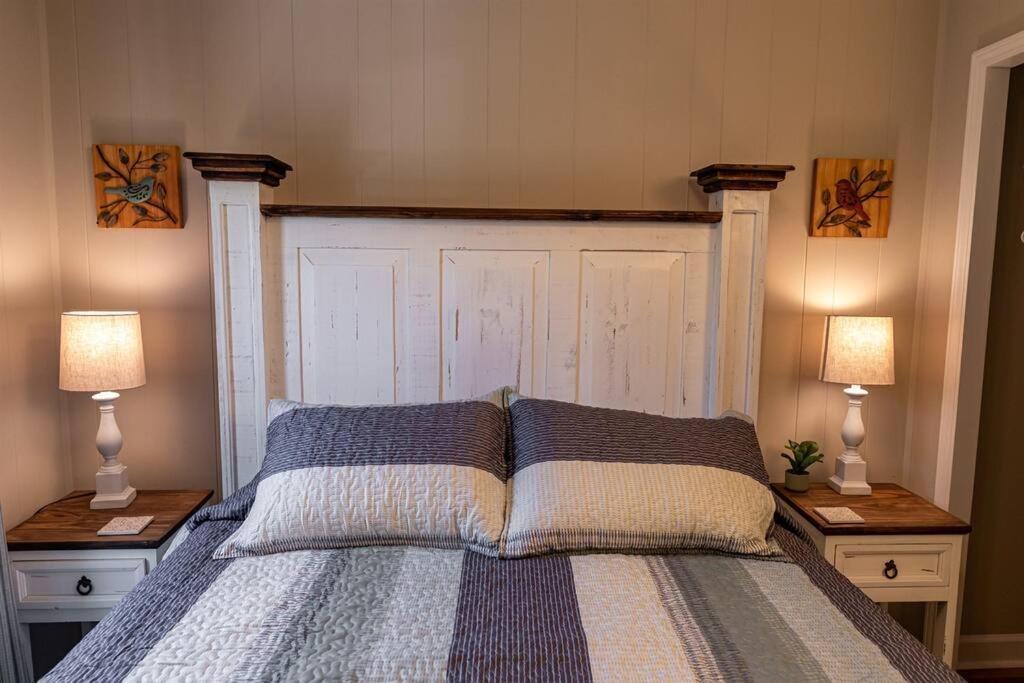 The Cardinal Nest A Cozy Cottage On Main St Saint Charles Exterior photo